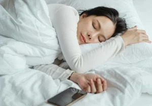 Você já sentiu que estava caindo ao dormir? Veja o que significa